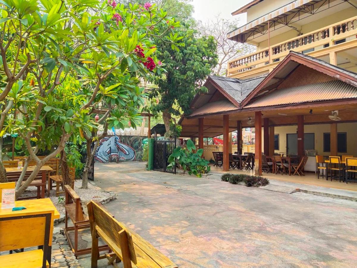 The Shire Guesthouse Чиангмай Экстерьер фото