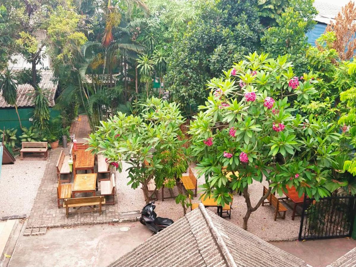The Shire Guesthouse Чиангмай Экстерьер фото